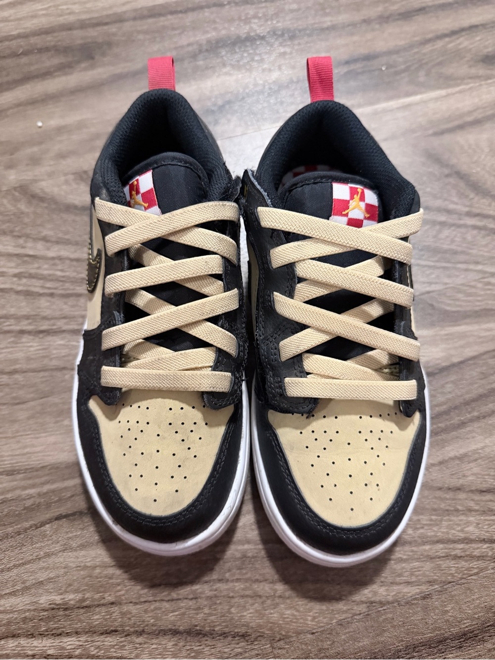 Jordan Kids Low-Top Sneakers in Beige, Black and red